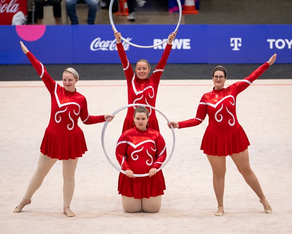 En flot optræden af de danske gymnaster: Katja Nielsen, Trine  Rørbæk Larsen (bagerst), Malou Tommerup Pedersen (forrest)  og Carina Andersen.