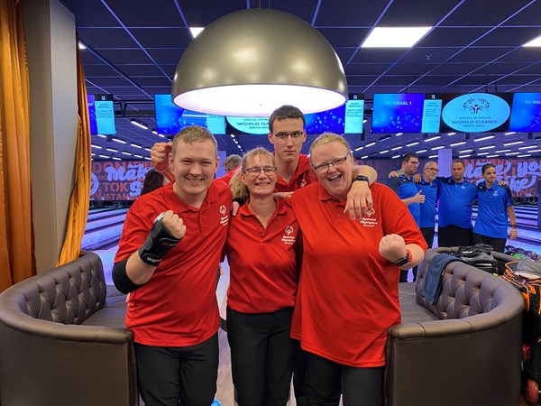 I bowling stillede fire danskere op som unified-doubler.  Fra venstre er det Marcus Friis Schønnemann, Michelle  Doberck (unified partner), Tobias Keller (unified partner)  og Alice Ravn-Clasen.
