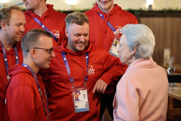 Special Olympics-spiller Denis Prce (forrest tv.) og Jakob Mathiasen taler med  HKH Prinsesse Benedikte