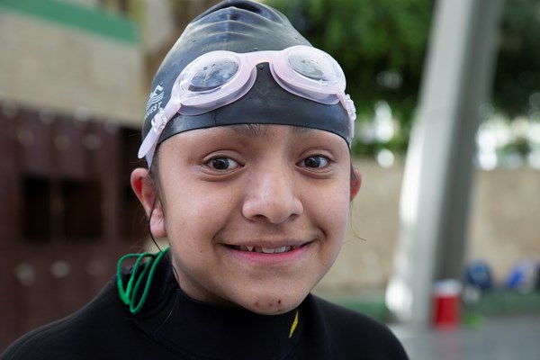 15-årige Isabel elsker at gå til svømning.
