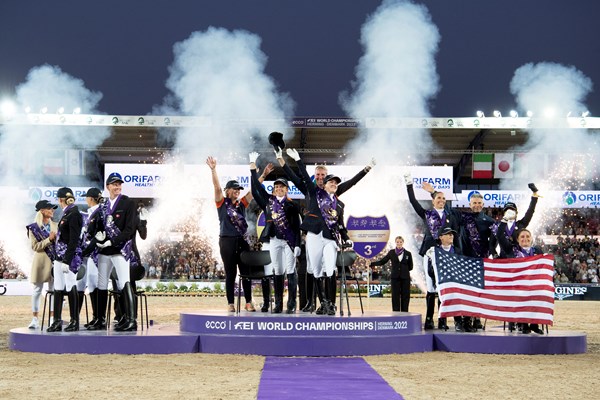 FOTO: LARS MØLLER. I dag er pararidning inkluderet i både nationale og internationale ridemesterskaber. Her fejrer det danske paradressur-landshold sølvmedaljen ved VM i ridesport i Herning 2022.