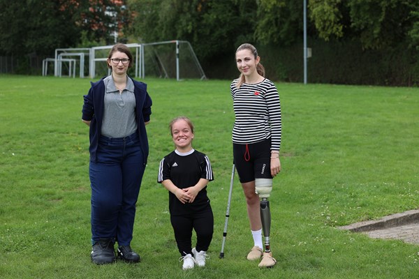 Celine Fugl Pedersen, Emilie Toft og Emma Cramer er alle deltagere på Parasport Danmarks sportslejr ’ Den Gode Oplevelse’,  der giver mennesker med bevægelsesudfordringer mulighed for at prøve forskellige former for parasport.