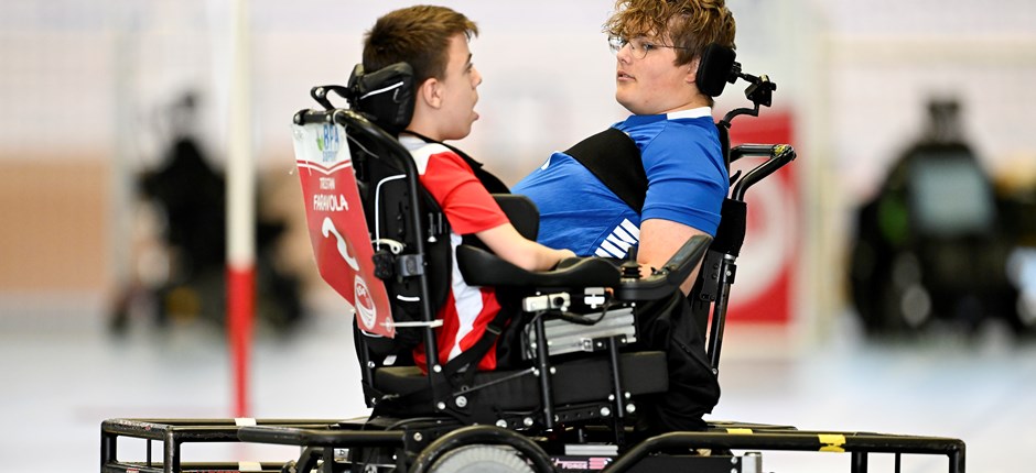 14-årige Tristan Faravola, i rødt, og 16-årige  Albin Vognsen, i blåt, er venner, men også  konkurrenter i powerchair floorball.
