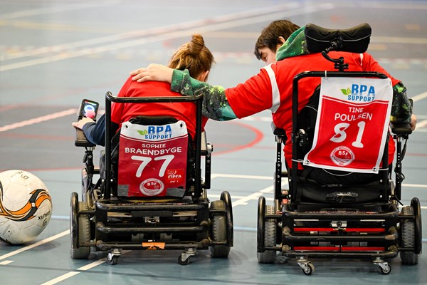 Sammenholdet og omsorgen er stor i powerchair floorball.