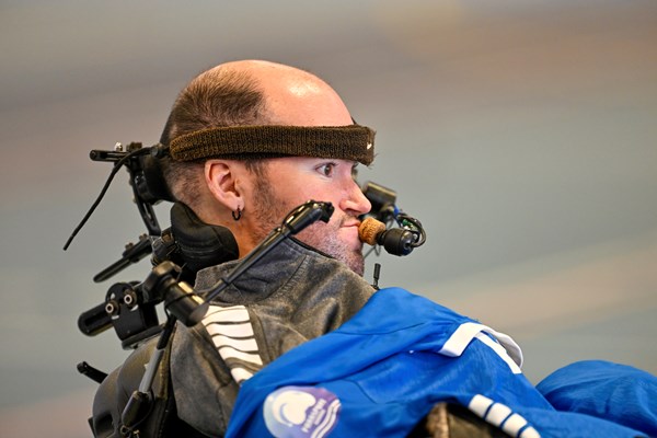 Powerchair Football er for alle. Nogle spillere har så svære handicap, at de styrer stolen  med munden.