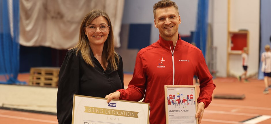 Communications Director i JYSK, Åse Andersson, kunne overrække både JYSKs Bring Dedication-legat og det officielle bevis på PL-udtagelsen til Daniel Wagner. Foto: Parasport Danmark.