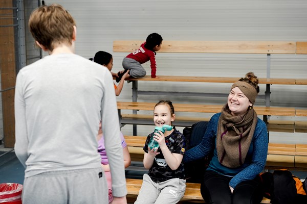 Rikke Bjerge og hendes datter Elvira griner af medspiller Bertram, der fjoller foran dem.