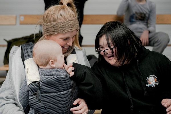 Holdtræner Maja Hykkelbjerg Nielsen giver sig god tid til at hygge med spillerne efter træningen er slut. Liv Nuunu hilser på Majas seks måneder gamle dreng Lauge.