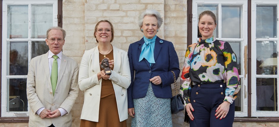 Emma Lund fik tildelt Helene Elsass Prisen 2024 ved en ceremoni den 10. april. Fra venstre ses formand for Elsass Fonden, Nick Elsass, Emma Lund, H.K.H. Prinsesse Benedikte samt formand for CP Danmark, Pia Allerslev.