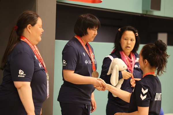 Præmieoverrækkelse i badmintonhallen. Foto: Parasport Danmar
