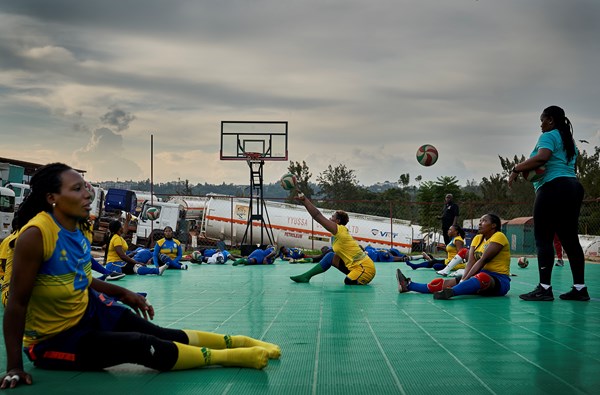 Landsholdet træner her under åben himmel i hovedstaden Kigali. I år åbner et ambitiøst, stort og nyrenoveret stadium i byen og så får landsholdet igen tag over hovedet