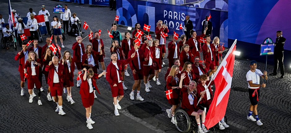 Den danske PL-delegation går indmarch i Paris. Foto: Lars Møller
