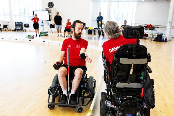 Anders Barenth konfererer med træner Nicklas Halberg. Foto: Joachim Rode .