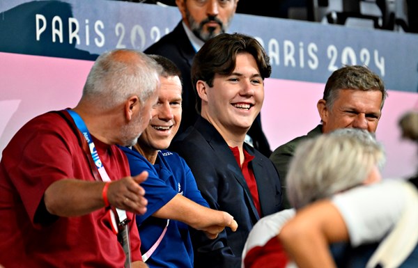 HKH Kronprins Christian fulgte Peter Rosenemeiers første gruppekamp i  selskab med Parasport Danmarks formand John Petersson og direktør Ivan  Lønstrup. Foto: Lars Møller.