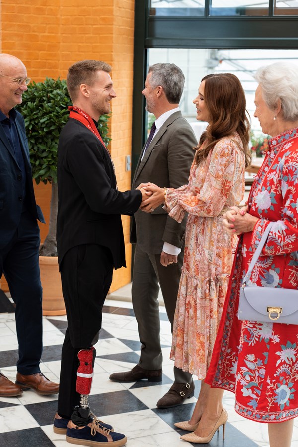 Daniel Wagner hilser på kongeparret og Prinsesse Benedikte ved receptionen  på Fredensborg Slot