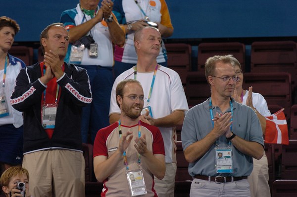 Michael Møllgaard Nielsen har også spillet en nøglerolle i at tage hånd om de danske gæster. Her er han med Lars Larsen fra JYSK, daværende næstformand Steffen Andersen og Parasport Danmarks pressemedarbejder Kristian Bang Larsen i Athen 2004. Foto: Sportsfoto