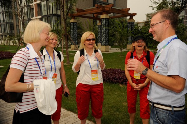 Kulturminister Carina Christensen besøger det danske hold under PL i Beijing 2008