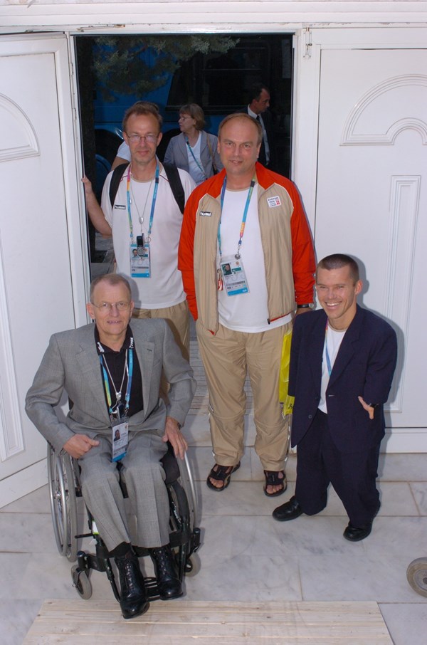 Michael Møllgaard Nielsen med daværende PL-chef de mission Steffen Andersen, formand Karl Vilhelm Nielsen og bestyrelsesmedlem John Petersson i Athen 2004.