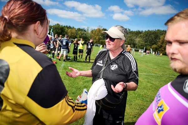 Alice Kristiansen coacher sine spillere. Foto: Christer Holte