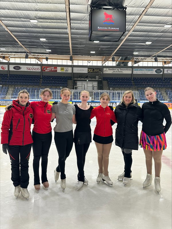 Bruttotruppen i kunstskøjteløb, sammen med deres trænere. Fra venstre: Aneta Janiczkova (træner), Karoline (reserve), Thea (udtaget), Mia (reserve), Camilla (reserve), Fie Aagaard (træner) og Laura (udtaget).