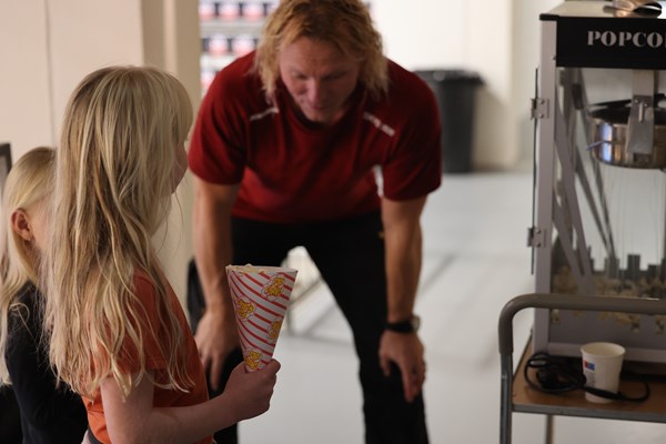 Arrangørerne vil gerne skabe et DM der er en oplevelse for hele familien – og gratis popcorn er et af tiltagene. Foto: Parasport Danmark