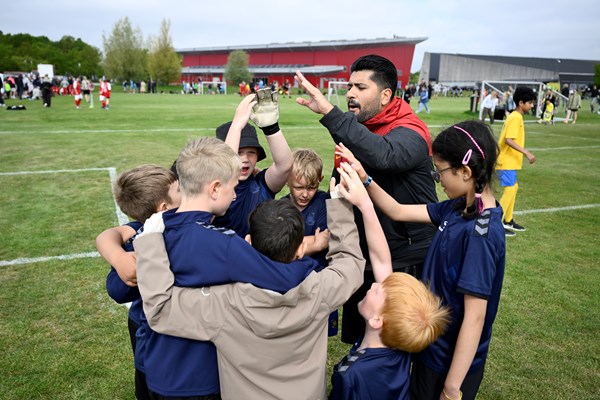 Træner og elever fra Brøndbyvester Skole samlet til kampråb før næste kamp.