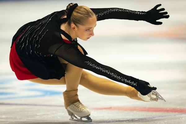 Thea Otilla Vøgg i smuk positur under kunstskøjteløb-konkurrencen i Palasport Tazzoli. Foto: Inaki Esnaola