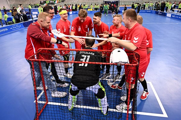 Klar til kamp. Sammenholdet var stort hos de danske floorball-herrer. Foto: Gennaro Masi