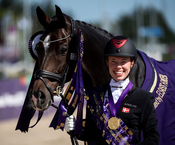 Katrine Bjelke Kristensen red sig til dobbelt VM-guld i Herning i 2022 under sin første graviditet. Foto af Martin Dokoupil.