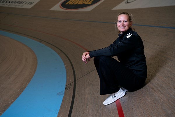 Amalie er 31 år og kommer fra Odense. Hun blev som aktiv rytter dansk mester otte gange og nordisk mester tre gange.