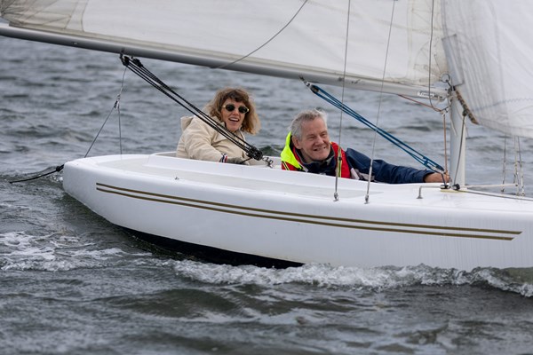 Carsten Bak har inviteret Maiken fra Parasport Danmark med en tur i bådtypen Olsen Twin. Carsten Bak har talevanskeligheder, men på vandet bliver de få ord suppleret med tydelige fagter og et smittende engagement. Foto: Peter Brøgger.