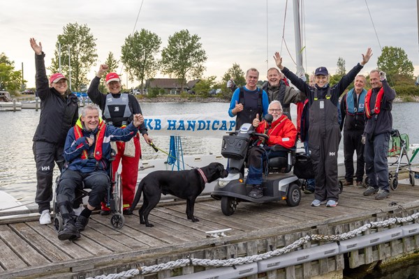 Onsdagsholdet af sejlere og de meget værdsatte hjælpere fra SKB Handicap. Fra venstre: Gitte Christensen, Carsten Bak, Nina Dürr, hunden Bertil, Kjeld Borne, Dan G. Bertelsen (hjælper), Michael Wagner Jensen (hjælper), Henriette Søgaard, Kaj Jørgensen, Claus Sørensen (hjælper) og Erik Hansen (hjælper).