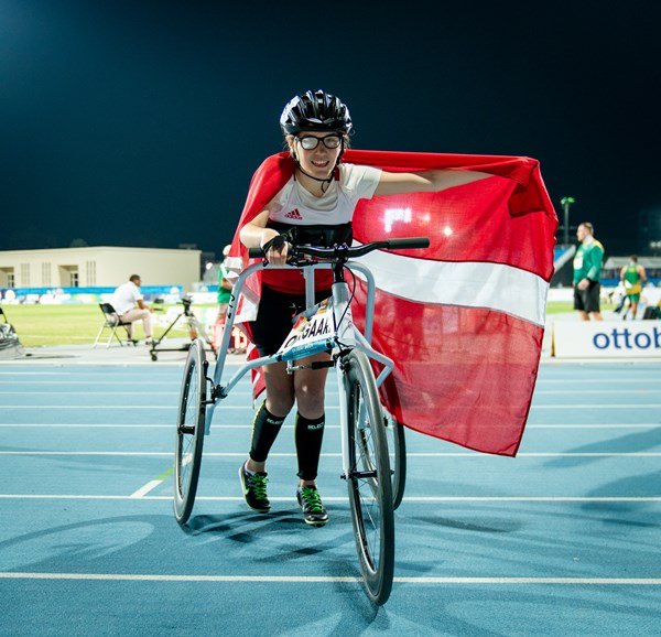 Andrea Overgaard fejrer sin bronzemedalje ved VM i Dubai  2019. Foto: Hélène Wiesenhaan.