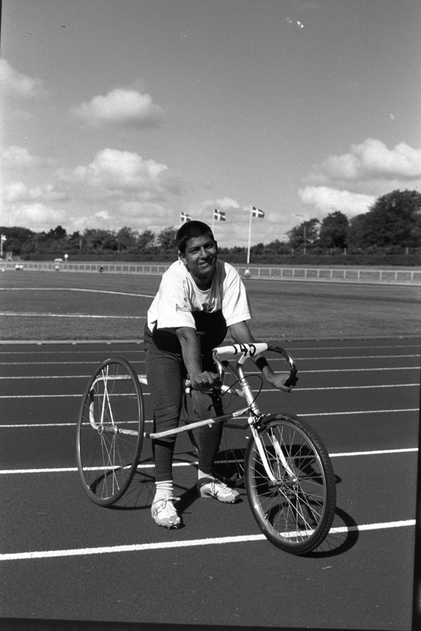 Mansoor Siddiqi stiller op med en tidlig Frame Runner-model  ved forbundsmesterskaberne i atletik i Esbjerg i 1993.