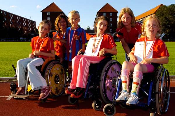 Connie Hansen med deltagere ved den første børnecamp, der blev afholdt  som en del af Frame Running Camp & Cup i 2007.