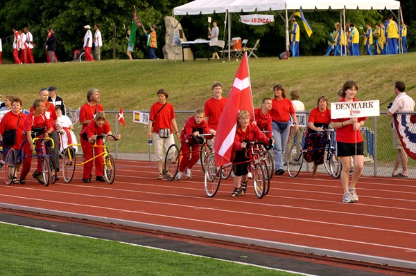 Det var et internationalt gennembrud, da Frame Running blev en del af ”spastiskernes verdenslege” CPISRA World Games. Her ses det danske hold ved indmarchen til debuten i New York i 2005.