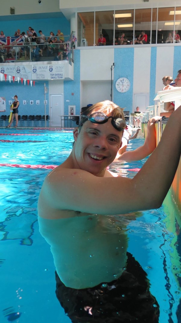 34-årige Nis Heide Pinnerup vandt guld i 200 m ryg ved Virtus World Swimming Championship i august 2025.