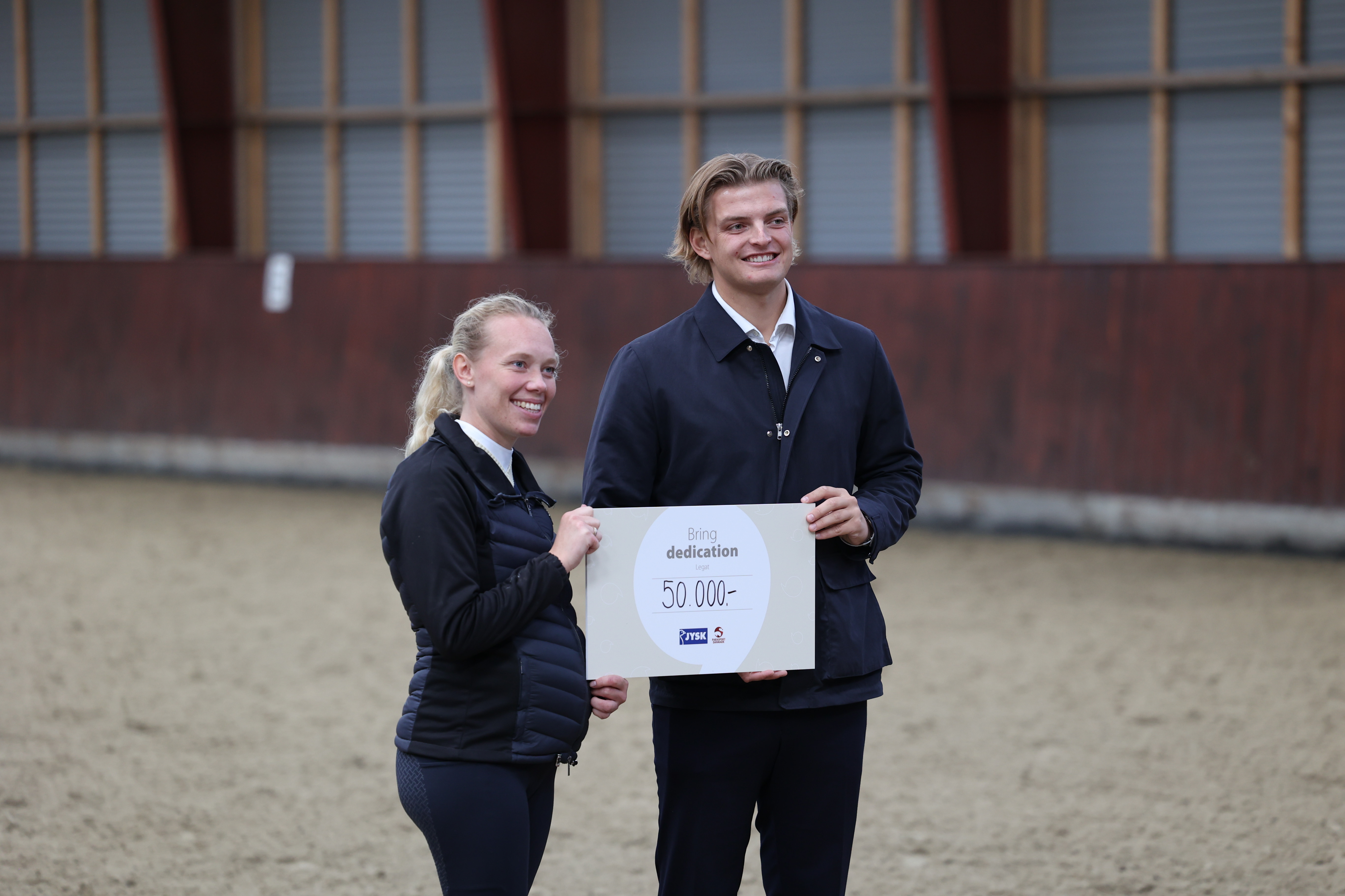 Katrine Bjelke Kristensen modtager JYSK-legat af Søren Brunsborg, der er barnebarn af JYSK-grundlægger Lars Larsen.
