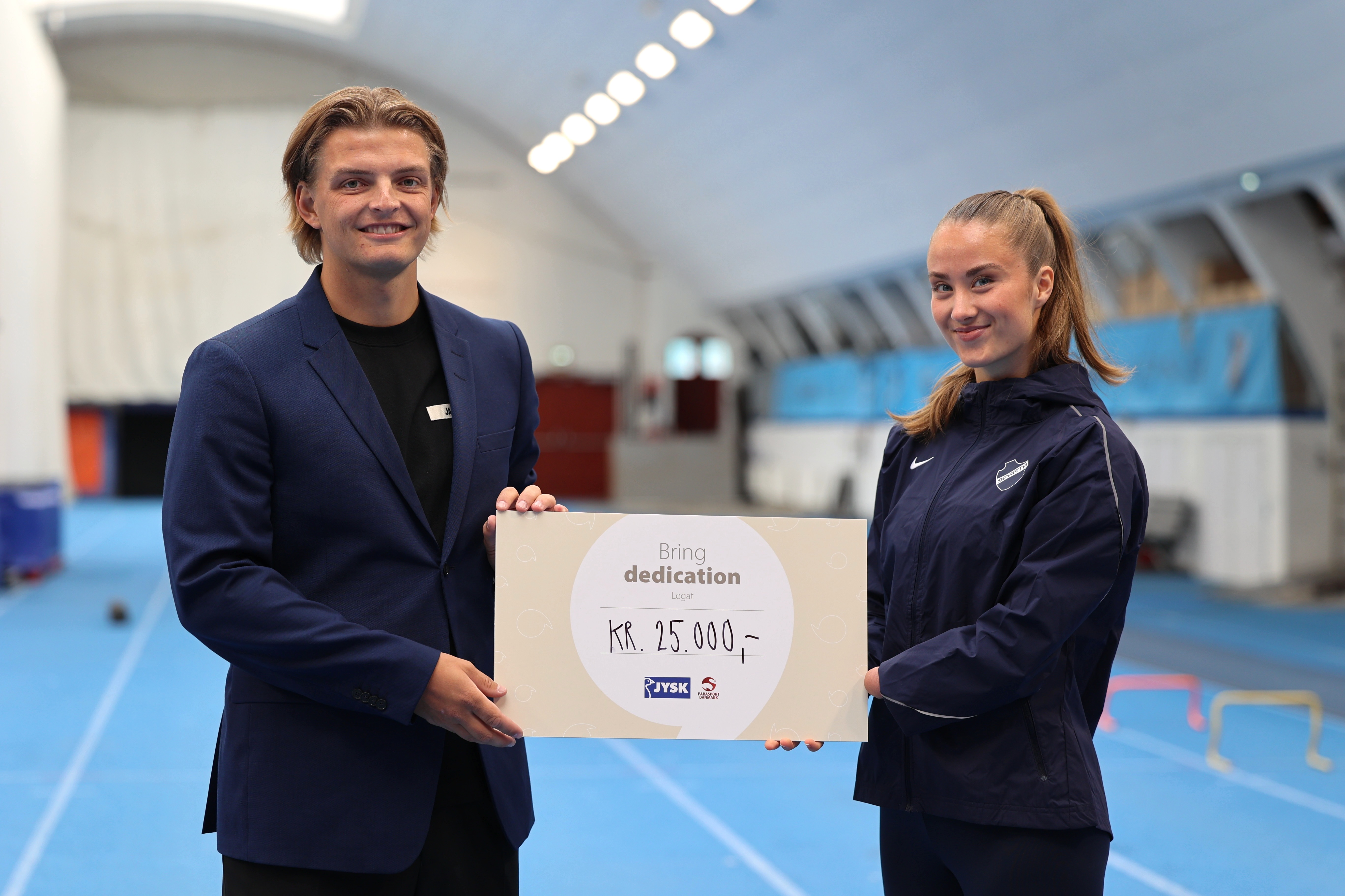 Bjørk Nørremark modtager JYSK-legatet af Søren Brunsborg, der er barnebarn af JYSK-grundlægger Lars Larsen.