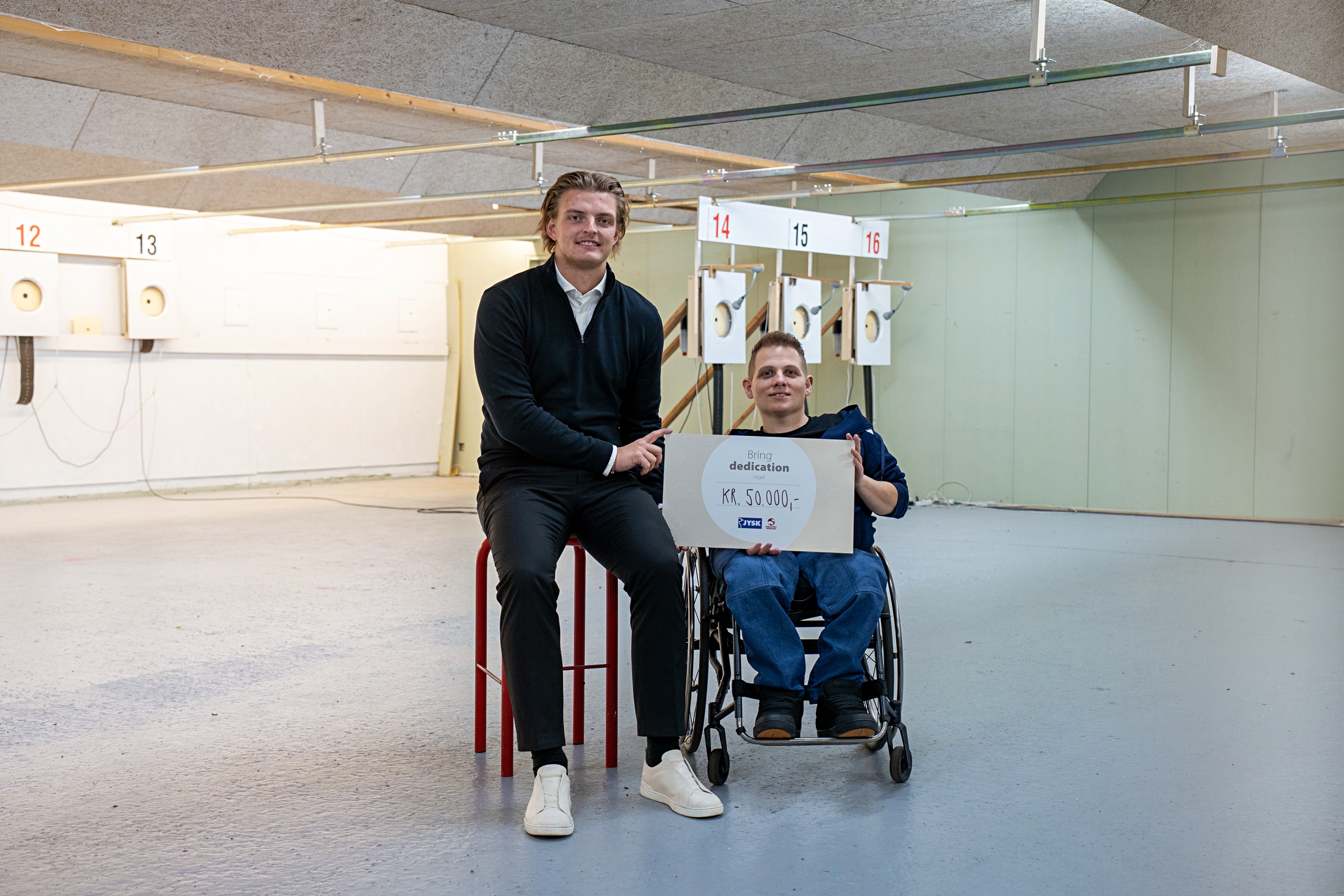 Martin Black Jørgensen modtager JYSK-legatet af Søren Brunsborg, der er barnebarn af JYSK-grundlægger Lars Larsen.