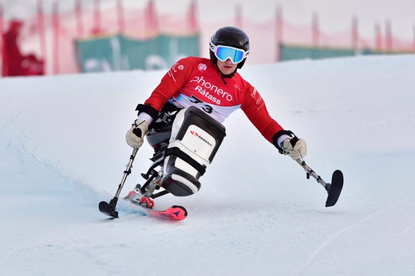 Adam Nybo kører slalom til VM i 2022 i Lillehammer. Foto: Luc Percival.