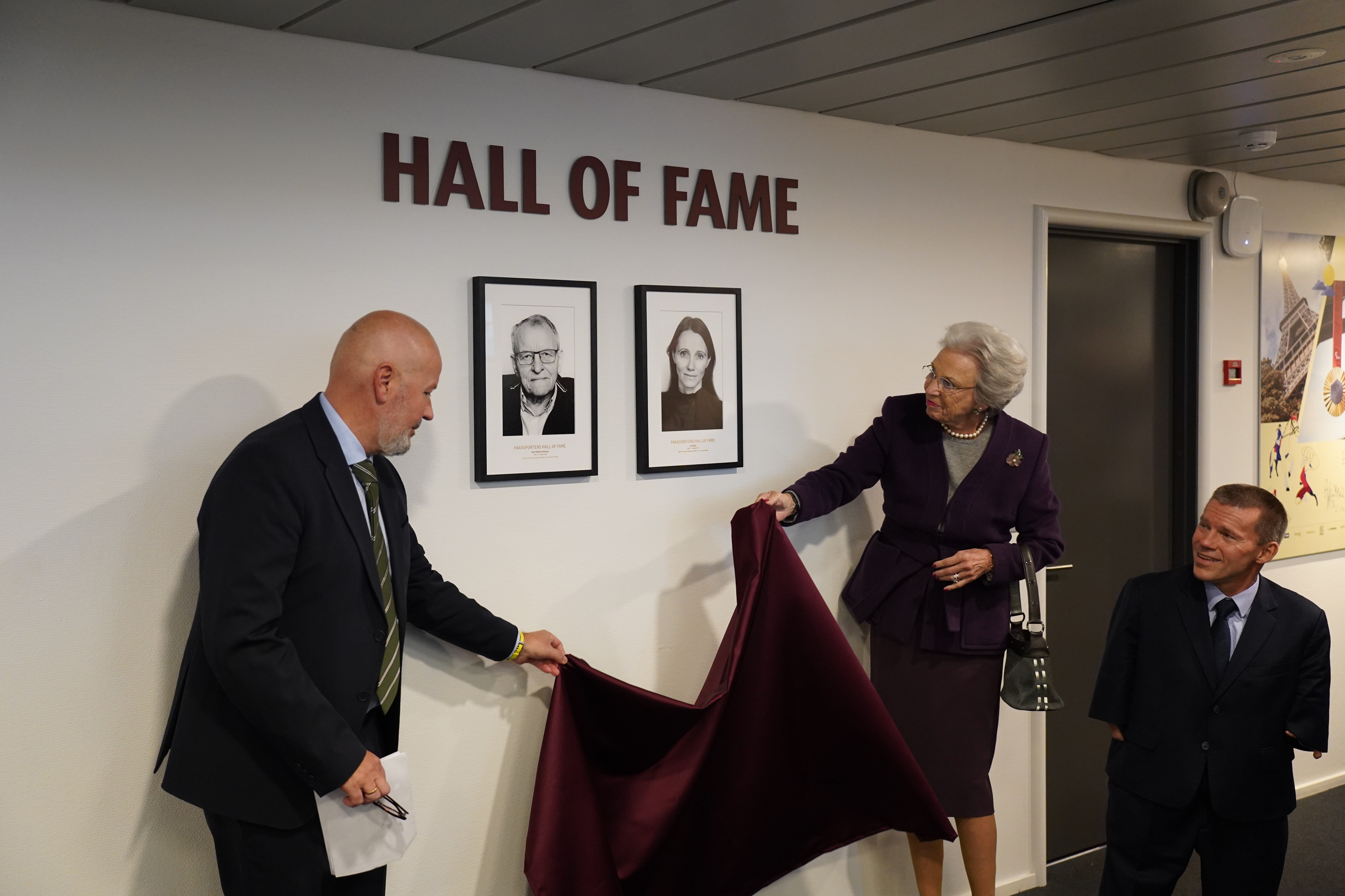 H.K.H. Prinsesse Benedikte indvier Parasportens Hall of Fame. Tv. Parasport Danmarks direktør Ivan Løvstrup. Th. Parasport Danmarks formand John Petersson. Foto: Mikkel Barkler.