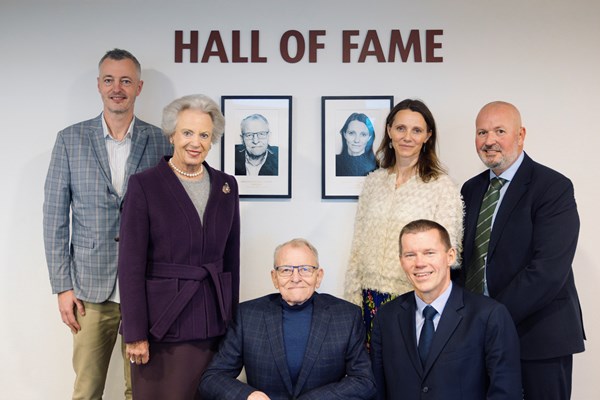Fra venstre: Christian Heide-Jørgensen, sportsredaktør på Politiken, H.K.H. Prinsesse Benedikte, Karl Vilhelm Nielsen, 1. medlem af Hall of Fame, Lisa Kjær, 2. medlem af Hall of Fame, John Petersson, formand Parasport Danmark og Ivan Løvstrup, direktør Parasport Danmark. Foto: Loui Brøndum Pedersen, Politiken