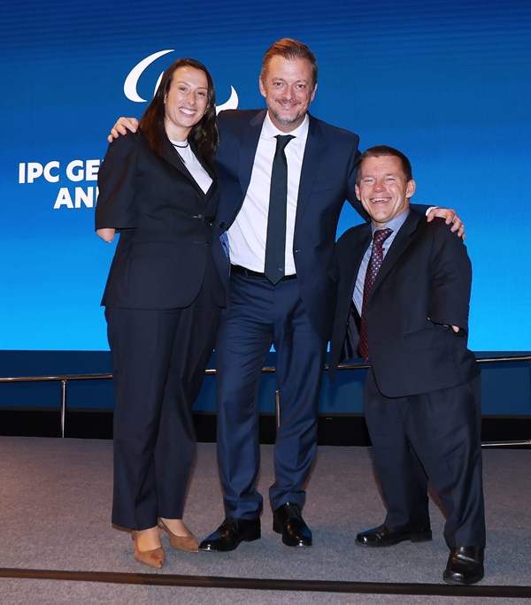 IPC’s nye præsidentskab: John Petersson med den genvalgte præsident, Andrew Parsons, og hans med-vicepræsident, nyvalgte Leila Marques Mota fra Portugal.
