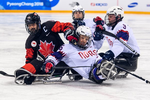 Canada vs. Norge i para-ishockey. Foto: Thomas Lovelock for IOS IOC.