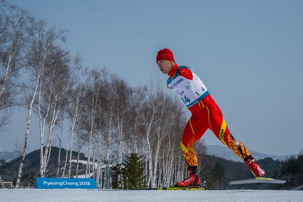Haitao Du fra Kina i herrernes 20 km langrend. Foto: Bob Martin for IOS IOC.