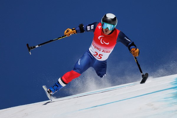 James Whitley (GBR) i stående paraalpint skiløb til Vinter-PL 2022. Foto: Simon Bruty for OIS