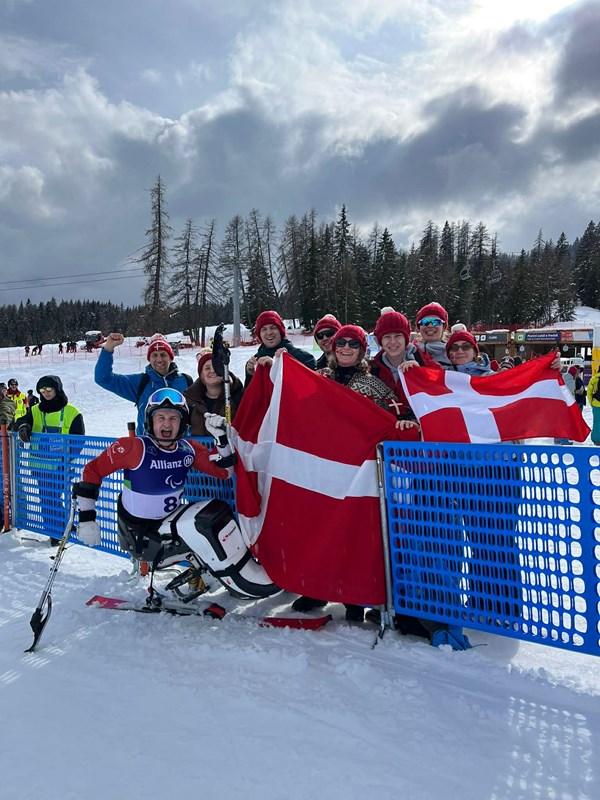 For enden af pisten blev Adam Nybo mødt af venner og familie, der var rejst til Italien for at bakke ham op.