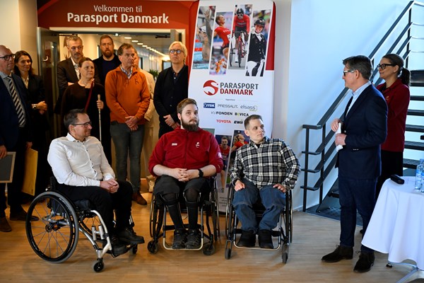 Martin Black Jørgensen, Jan Winther og Kasper Hjort Lousdal prisen af Dan Boyter. Foto: Lars Møller
