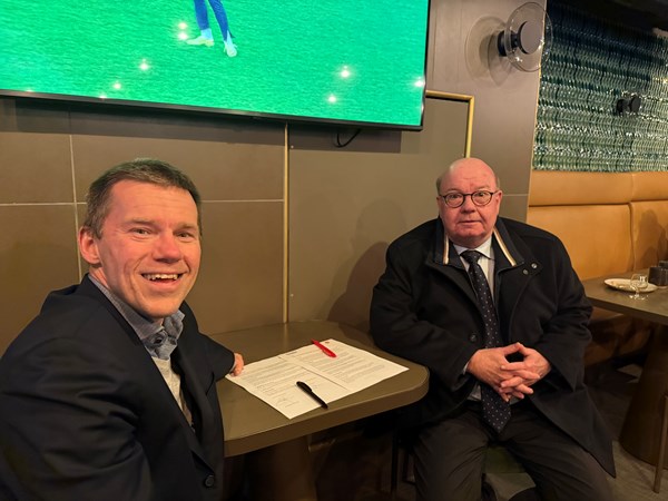 John Petersson underskriver samarbejdsaftalen sammen med DBU's formand Jesper Møller.